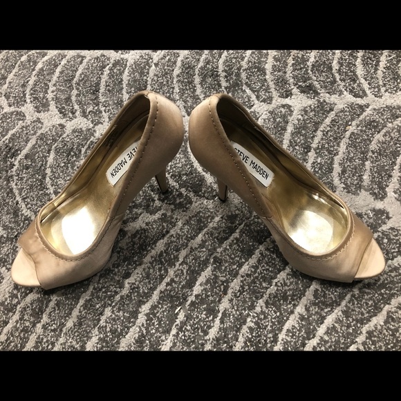 Steve Madden Feelixx Champagne Satin Size 6 1/2 - Picture 10 of 11